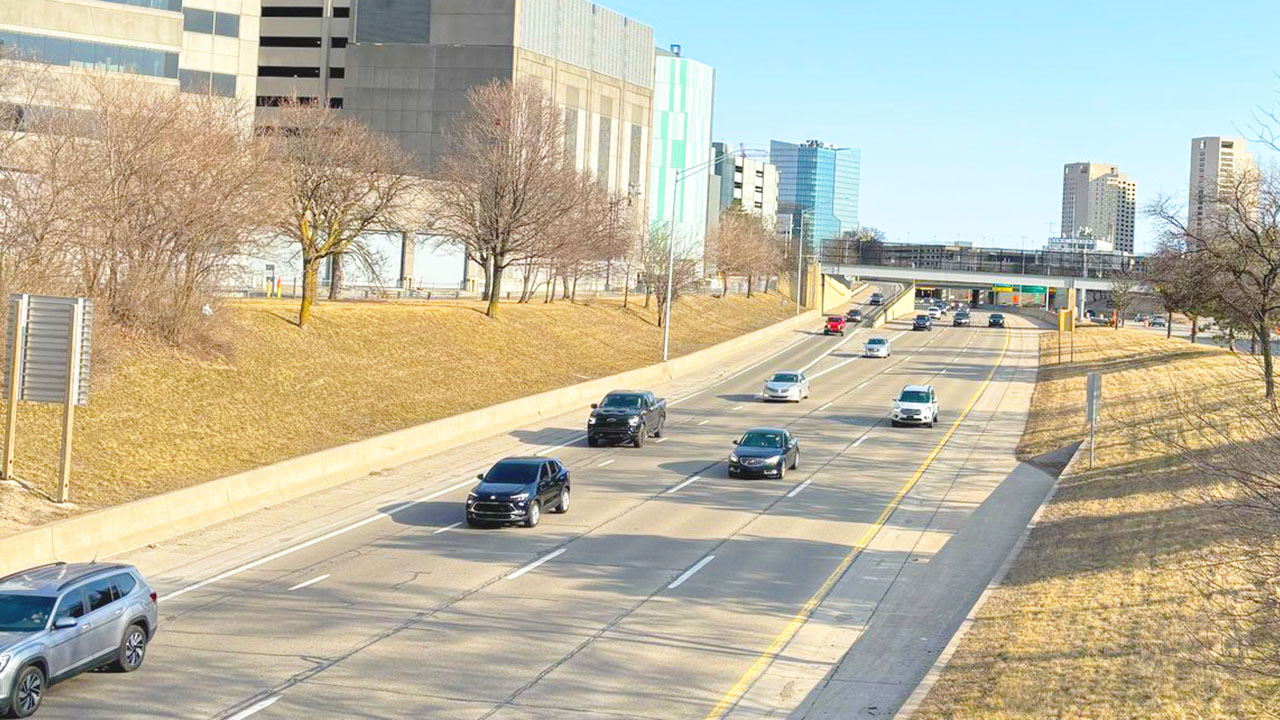 Policías de Michigan y de algunos condados y ciudades de Metro Detroit participan en la "Operación Ghost Rider" para identificar a conductores distraídos.