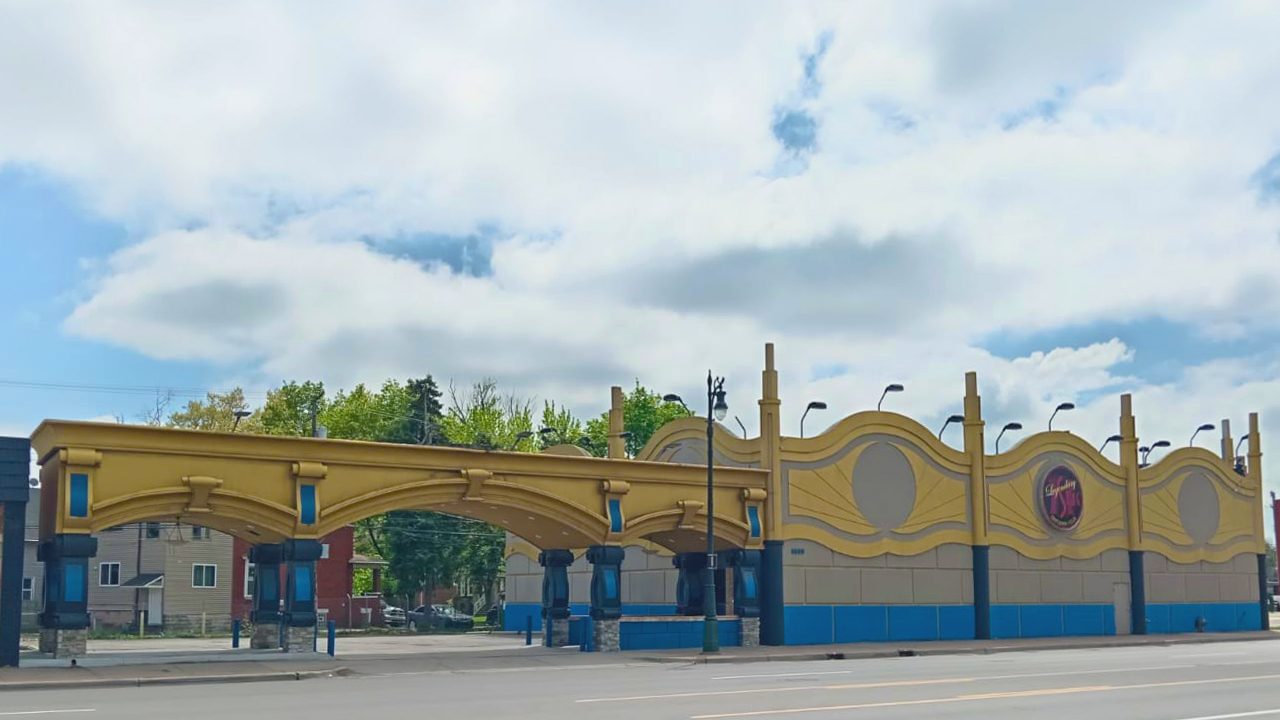 La Policía de Detroit clausuró un club de entretenimiento para adultos de SW Detroit por permitir el ingreso de menores de edad al establecimiento.