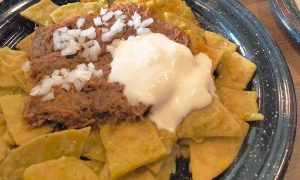Los chilaquiles son una excelente opción para disfrutar en las festividades del Cinco de Mayo.