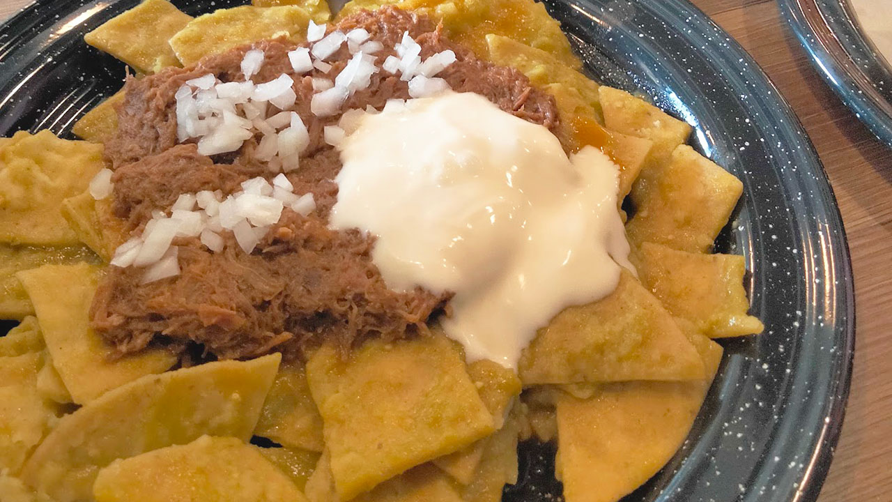 Los chilaquiles son una excelente opción para disfrutar en las festividades del Cinco de Mayo.