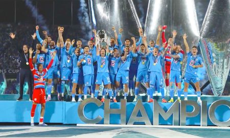 Cruz Azul celebrando su título de la Concachampions 2025, tras vencer en la final a Vancouver Whitecaps.