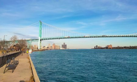 El cuerpo de un hombre de alrededor de 50 años fue encontrado en el río Detroit, cerca del Puente Ambassador.