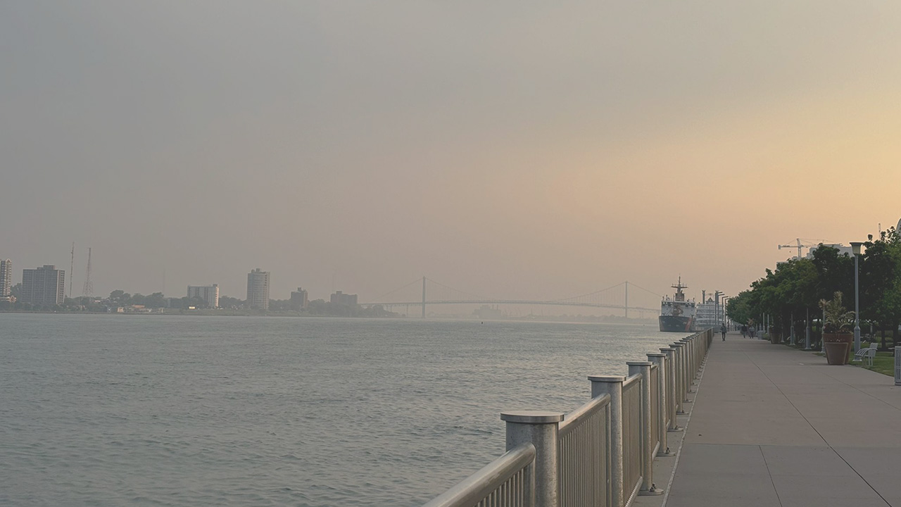 Detroit con la peor calidad del aire de todo el mundo, debido al humo de los incendios forestales de Canadá.