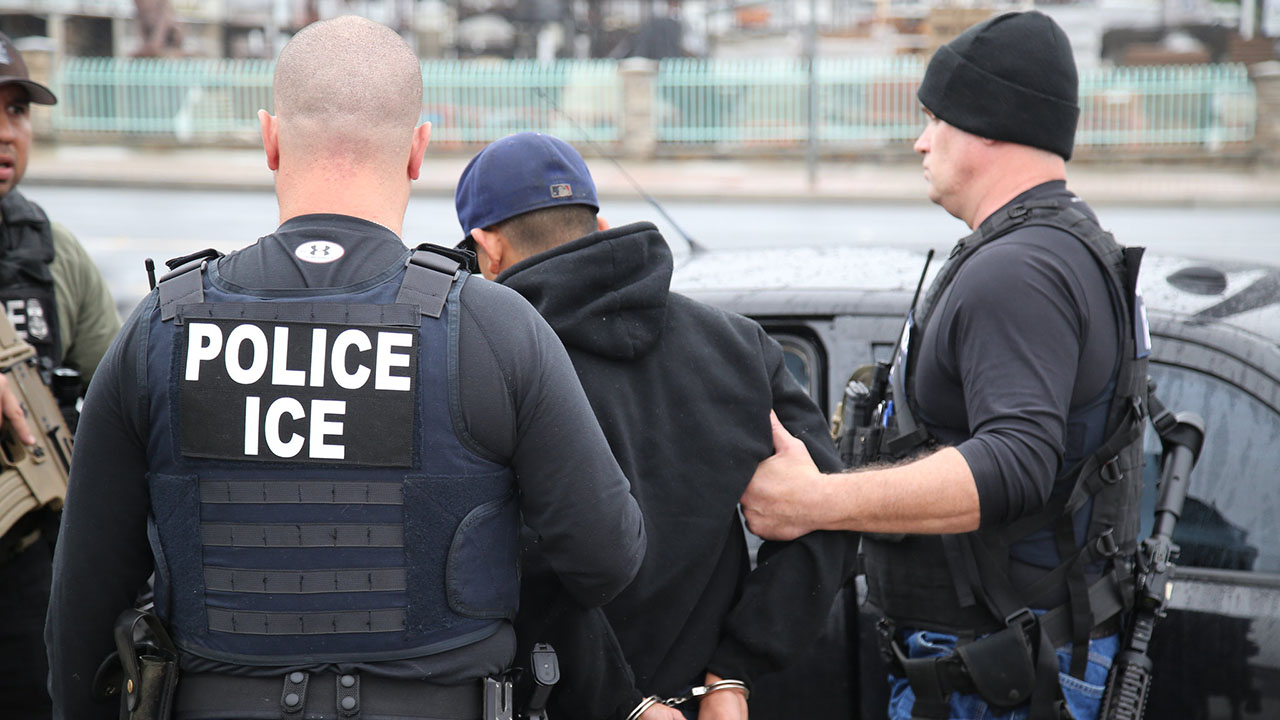 42 mexicanos fueron arrestados por redadas de ICE en Los Ángeles, California.