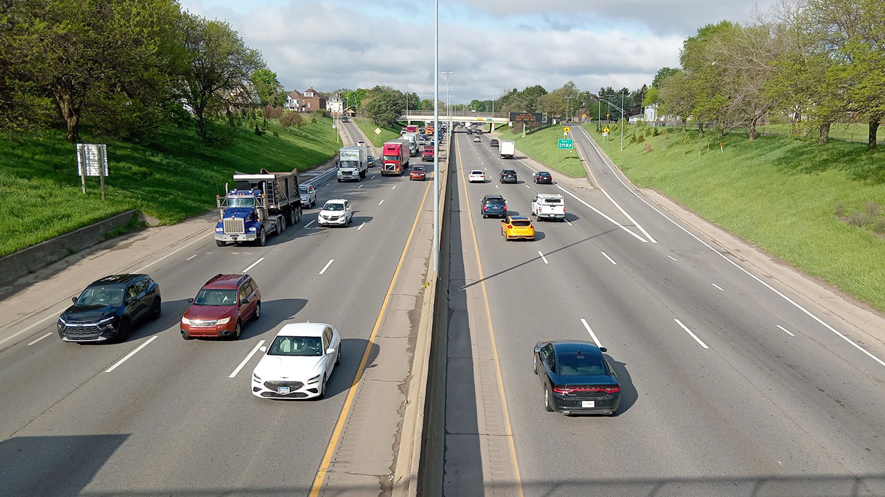 Un joven de 20 años murió en un accidente de auto en la autopista I-94 a la altura de Detroit.