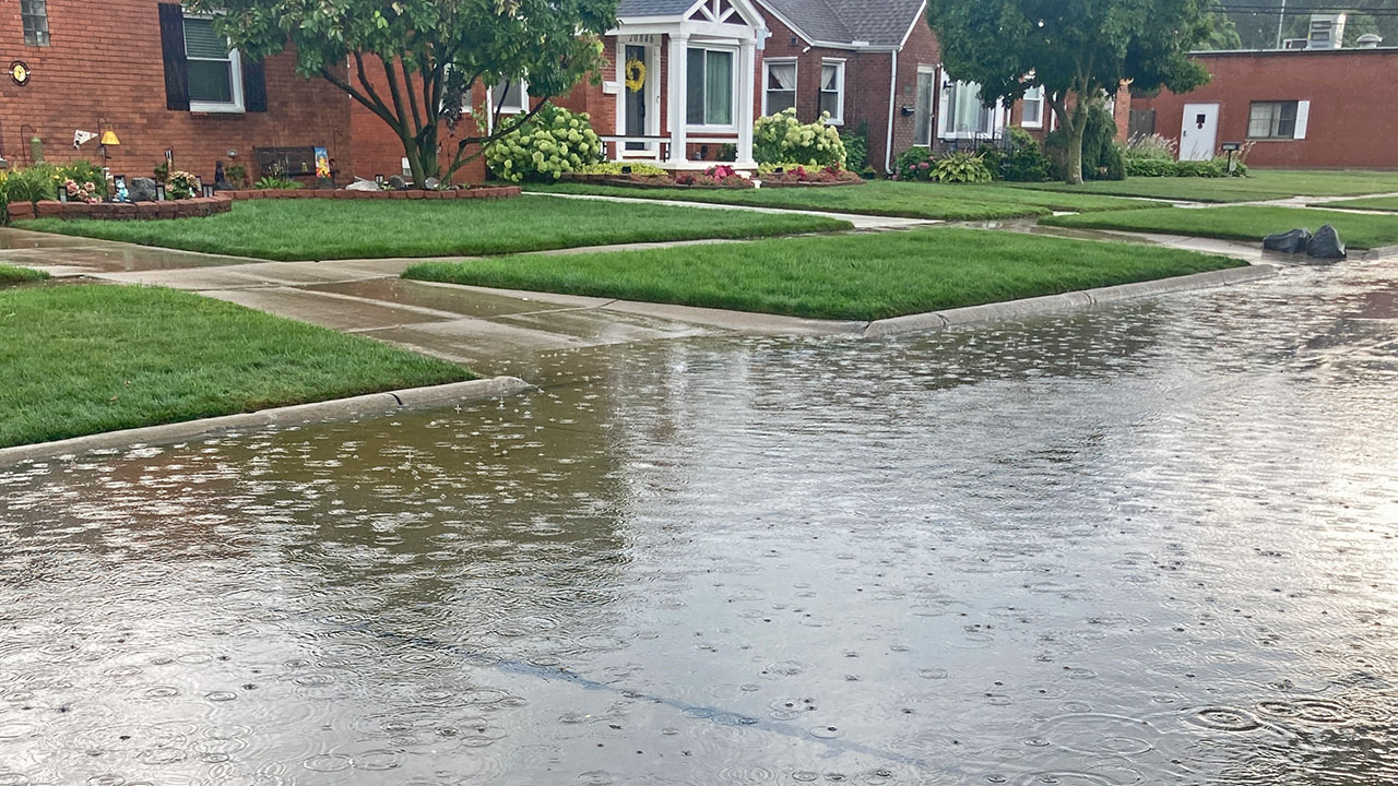Dos eventos de lluvia provocaron inundaciones dos veces en la misma semana en Metro Detroit, Michigan.