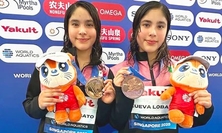 Las clavadistas Mía y Lía Cueva, hermanas gemelas de 14 años con sus medallas de bronce obtenidas en el Mundial de Deportes Acuáticos 2025, representado a México.