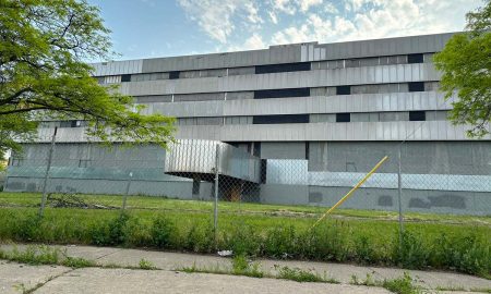 Un hombre murió al caer por el hueco de un elevador en un edificio abandonado de SW Detroit.