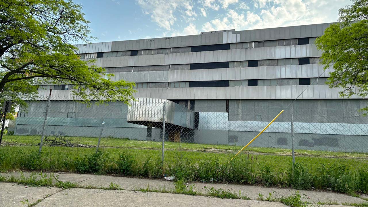 Un hombre murió al caer por el hueco de un elevador en un edificio abandonado de SW Detroit.