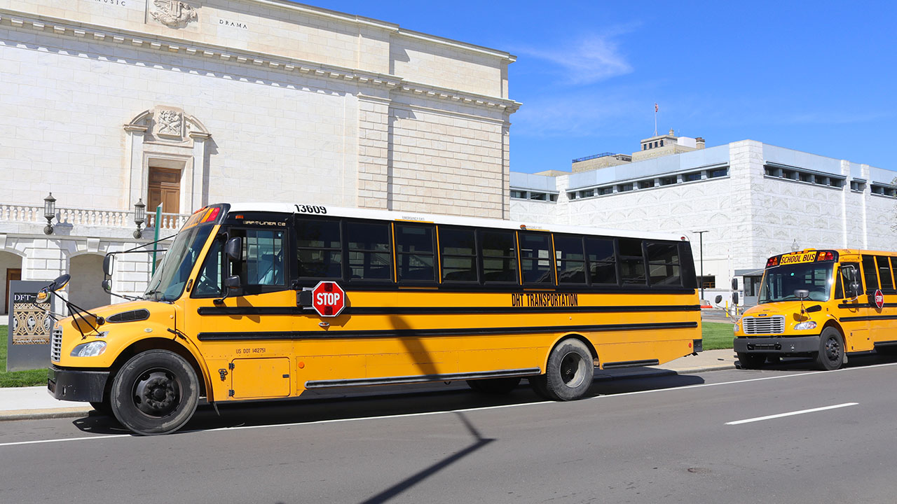 Los autobuses escolares de Detroit ahora cuentan con cámaras para detectar a los conductores que no se detienen.
