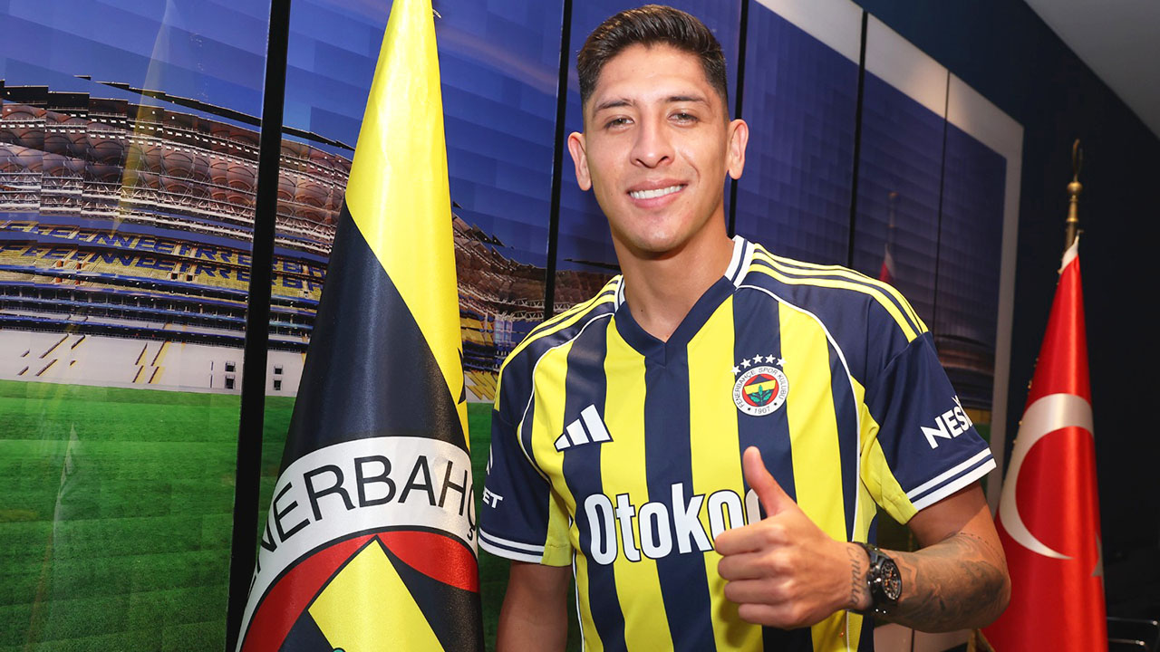 El mexicano Édson Álvarez con la playera del Fenerbahçe de Turquía, su nuevo equipo.