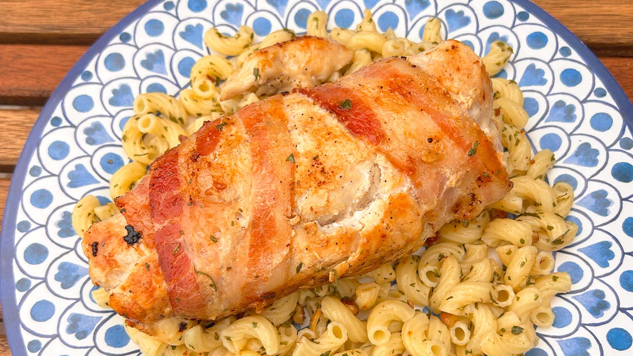 Pechuga de pollo rellena de queso y jamón, envuelta en tocino. Receta fácil de preparar.