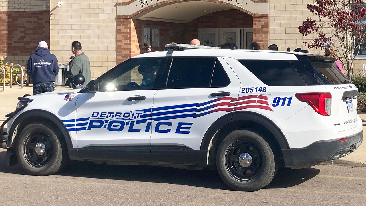 Patrulla de la Policía de Detroit, tras la muerte de una niña de 10 años en el lado oeste de la ciudad después de que un conductor se pasó un semáforo en rojo.