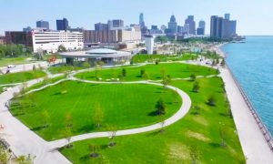 El Ralph C. Wilson Jr. Centennial Park del Detroit Riverfront reabrirá en octubre de este 2025.