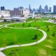 El Ralph C. Wilson Jr. Centennial Park del Detroit Riverfront reabrirá en octubre de este 2025.