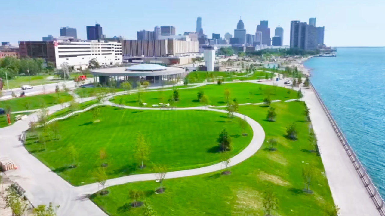 El Ralph C. Wilson Jr. Centennial Park del Detroit Riverfront reabrirá en octubre de este 2025.