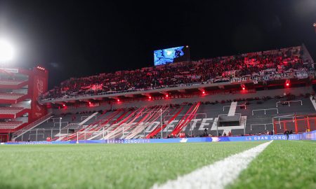 La violencia se desató en el Estadio Libertadores de América, en un partido de octavos de final de Copa Sudamericana, entre aficionados del Independiente y Universidad de Chile.