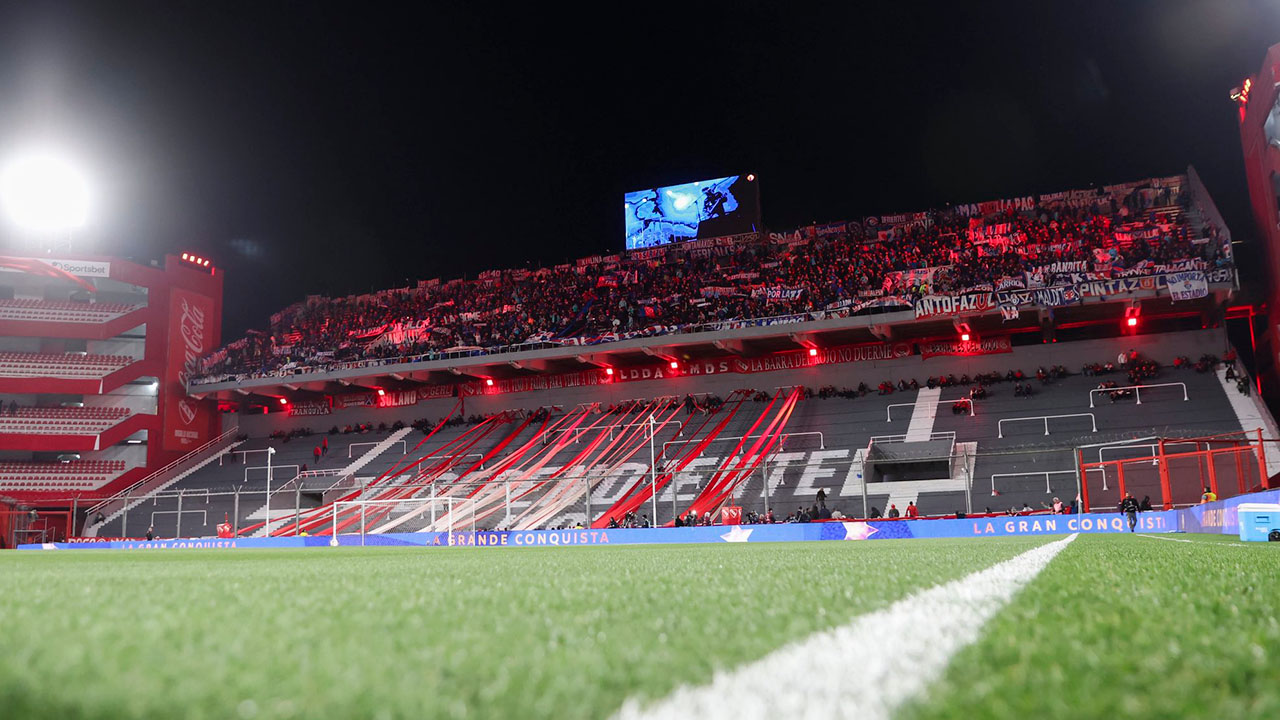 La violencia se desató en el Estadio Libertadores de América, en un partido de octavos de final de Copa Sudamericana, entre aficionados del Independiente y Universidad de Chile.