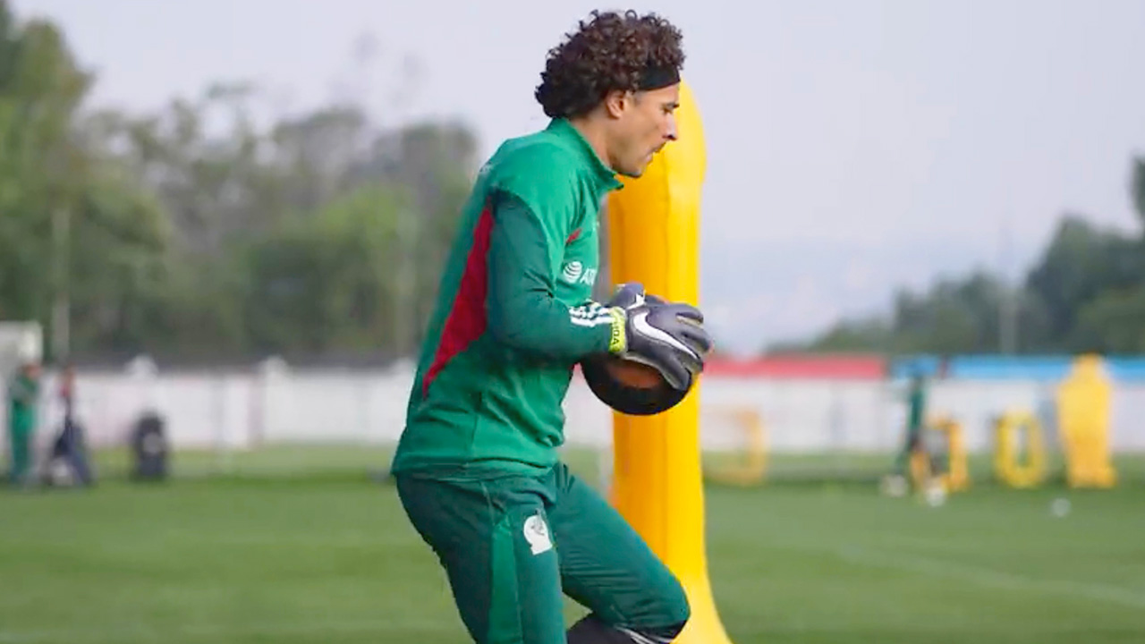 El portero mexicano Guillermo ‘Memo’ Ochoa tuvo un complicado debut en el futbol de Chipre, al recibir cinco goles.
