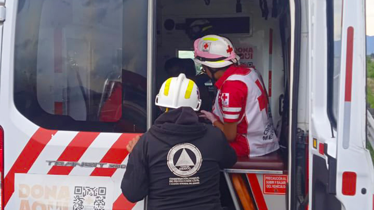 Un tren embistió a un autobús de pasajeros en la zona industrial de Atlacomulco, en el Estado de México, provocando múltiples muertes y lesiones.