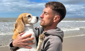 El futbolista Aaron Ramsey y su perra Halo, extraviada en Guanajuato, México.