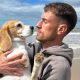 El futbolista Aaron Ramsey y su perra Halo, extraviada en Guanajuato, México.