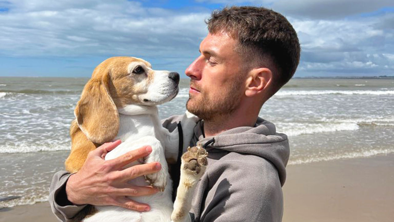 El futbolista Aaron Ramsey y su perra Halo, extraviada en Guanajuato, México.