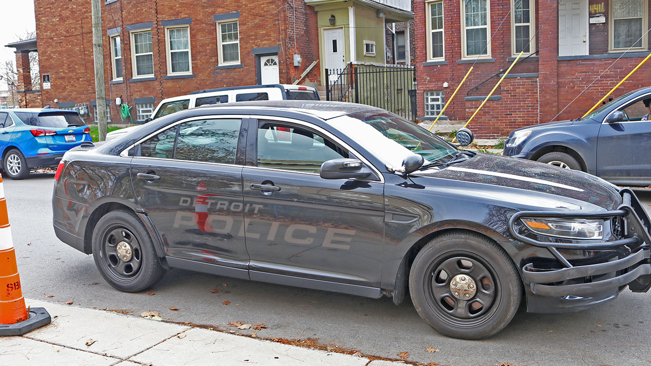 Un adolescente de 15 años fue atacado con arma de fuego mientras estaba dentro de su casa en SW Detroit.