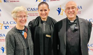 Sister Marie Benzing y Padre Mario, fundadores de La Casa Guadalupana, y la directora ejecutiva Evelyn Nájera.