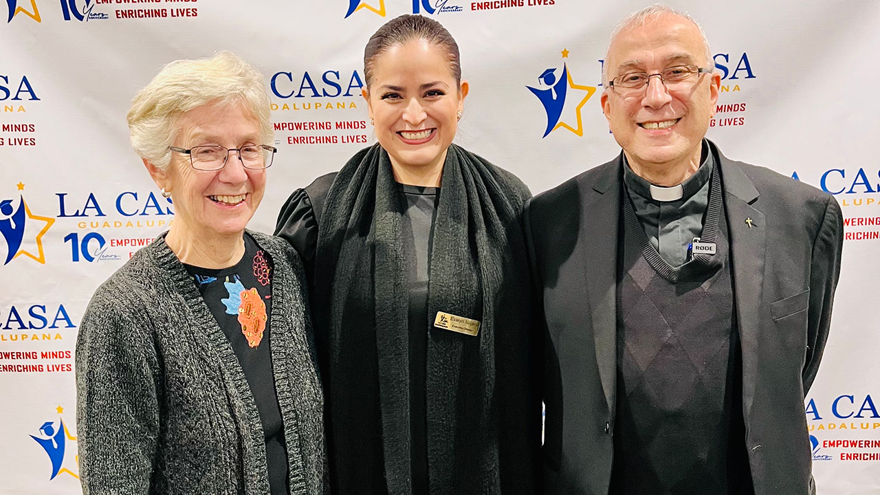 Sister Marie Benzing y Padre Mario, fundadores de La Casa Guadalupana, y la directora ejecutiva Evelyn Nájera.