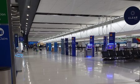 Los empleados federales del Detroit Metro Airport comenzaron a recibir comida gratis con un nuevo programa, como apoyo ante la falta de salario por el cierre de gobierno federal en curso.