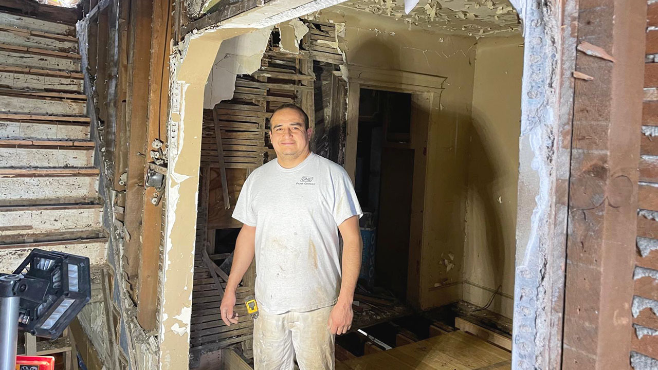 Geizi Mora es un inmigrante mexicano que participa en la reconstrucción de Detroit, al adquirir y restaurar casas abandonadas.