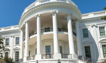 Edificio del gobierno de Estados Unidos, representando el cierre temporal del gobierno federal (‘shutdown’) iniciado el 1 de octubre de 2025.