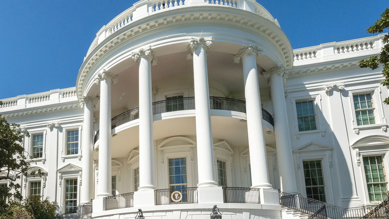 Edificio del gobierno de Estados Unidos, representando el cierre temporal del gobierno federal (‘shutdown’) iniciado el 1 de octubre de 2025.