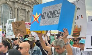 Detroit y varias ciudades del área metropolitana y de todo Michigan se sumaron a las protestas del movimiento “No Kings Day”.
