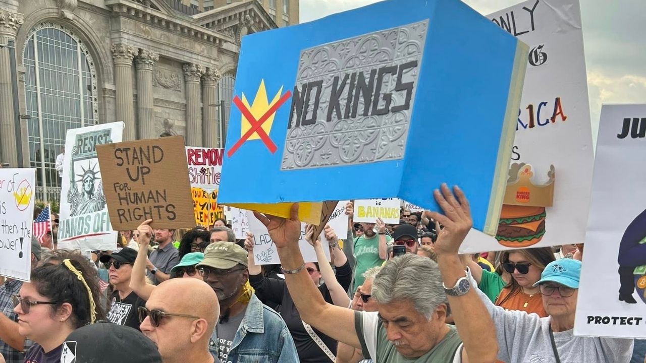 Detroit y varias ciudades del área metropolitana y de todo Michigan se sumaron a las protestas del movimiento “No Kings Day”.