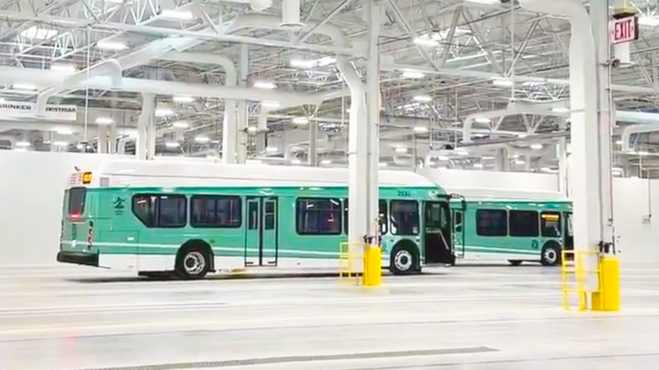 La ciudad de Detroit adquirió nuevos autobuses tras recibir un financiamiento federal.