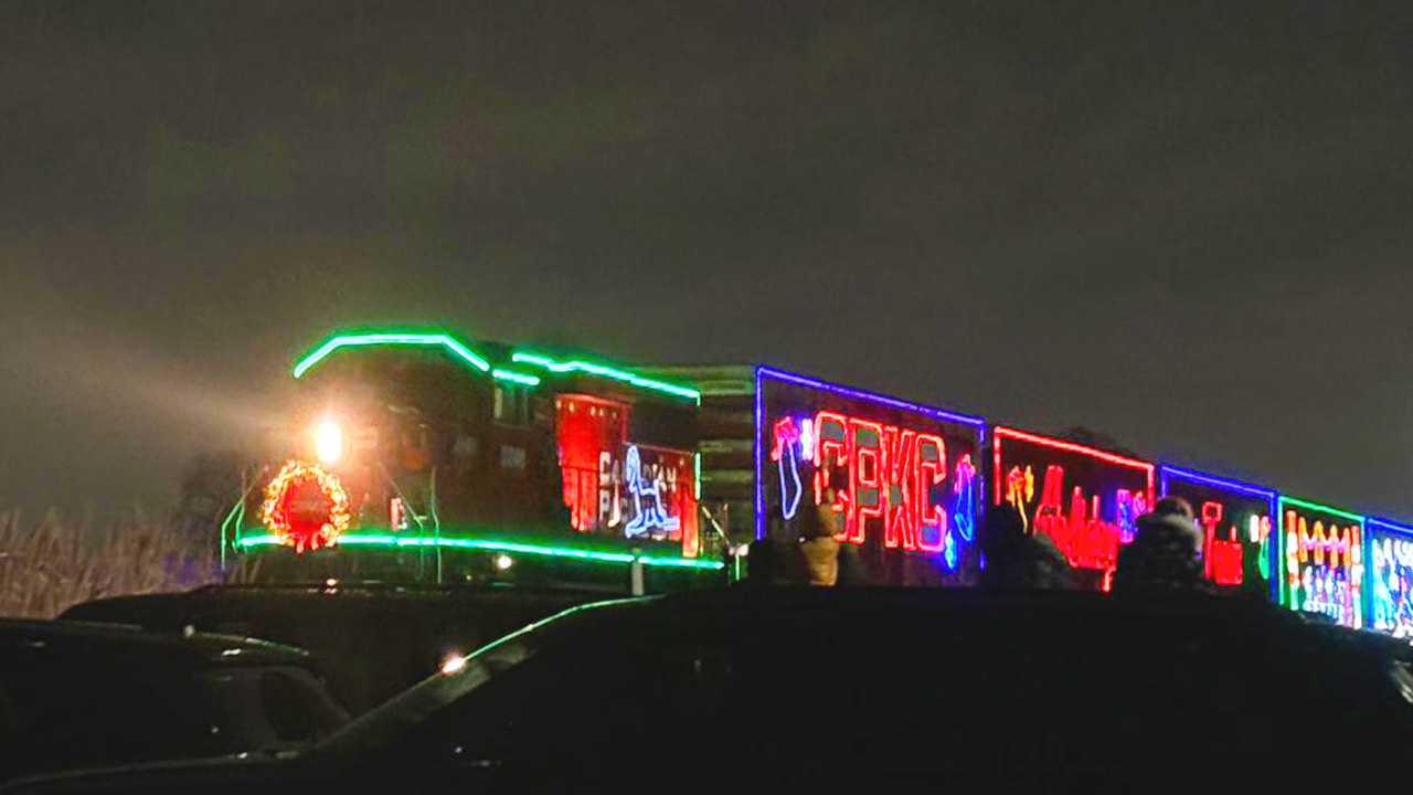 Tren navideño CPKC Holiday Train en su paso por SW Detroit y otras ciudades de Metro Detroit.