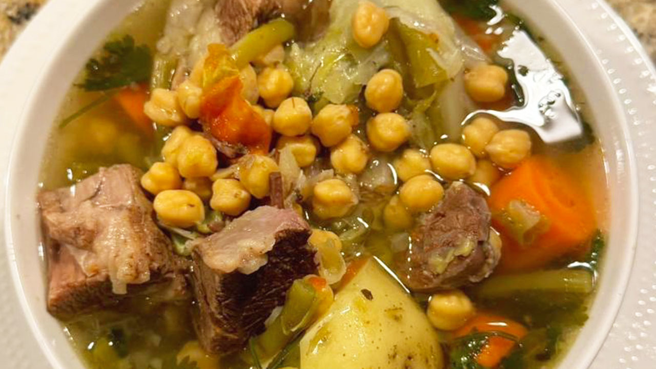Receta sencilla para preparar cocido de res casero.