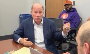 El alcalde de Detroit, Mike Duggan, anunció una inversión de $1.75 millones y la apertura de más de 100 centros de distribución de comida ante suspensión temporal de SNAP.