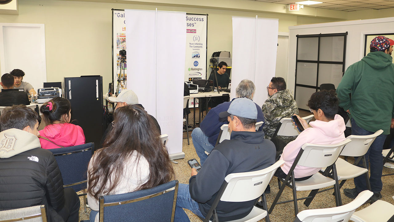 El Consulado de México en Detroit atendiendo a la comunidad mexicana por medio de su programa “Consulado Sobre Ruedas”.