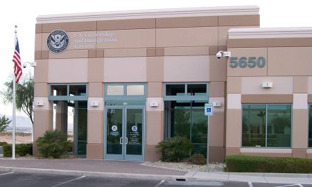 Edificio de USCIS del gobierno de Estados Unidos, luego de que se anunció una suspensión temporal en los procesos de inmigración y de naturalización para ciudadanos de 19 países.