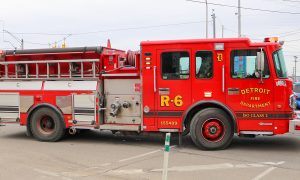 Vehículo del Departamento de Bomberos de Detroit, ante la serie de incendios que se han registrado en la ciudad en los últimos días.