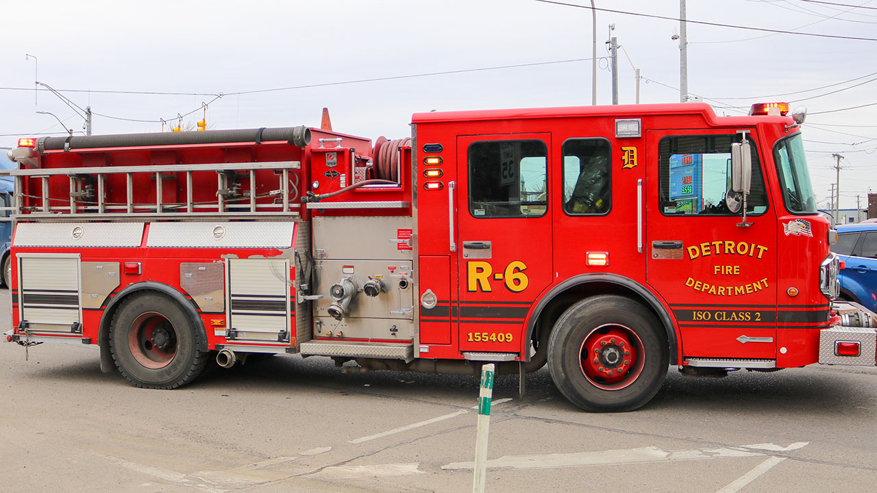 Vehículo del Departamento de Bomberos de Detroit, ante la serie de incendios que se han registrado en la ciudad en los últimos días.