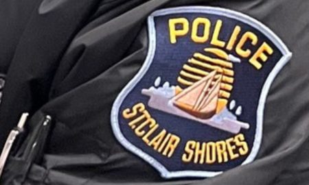Un joven de 20 años fue arrestado y acusado de planear un supuesto ataque escolar en St. Clair Shores, en el área de Metro Detroit.
