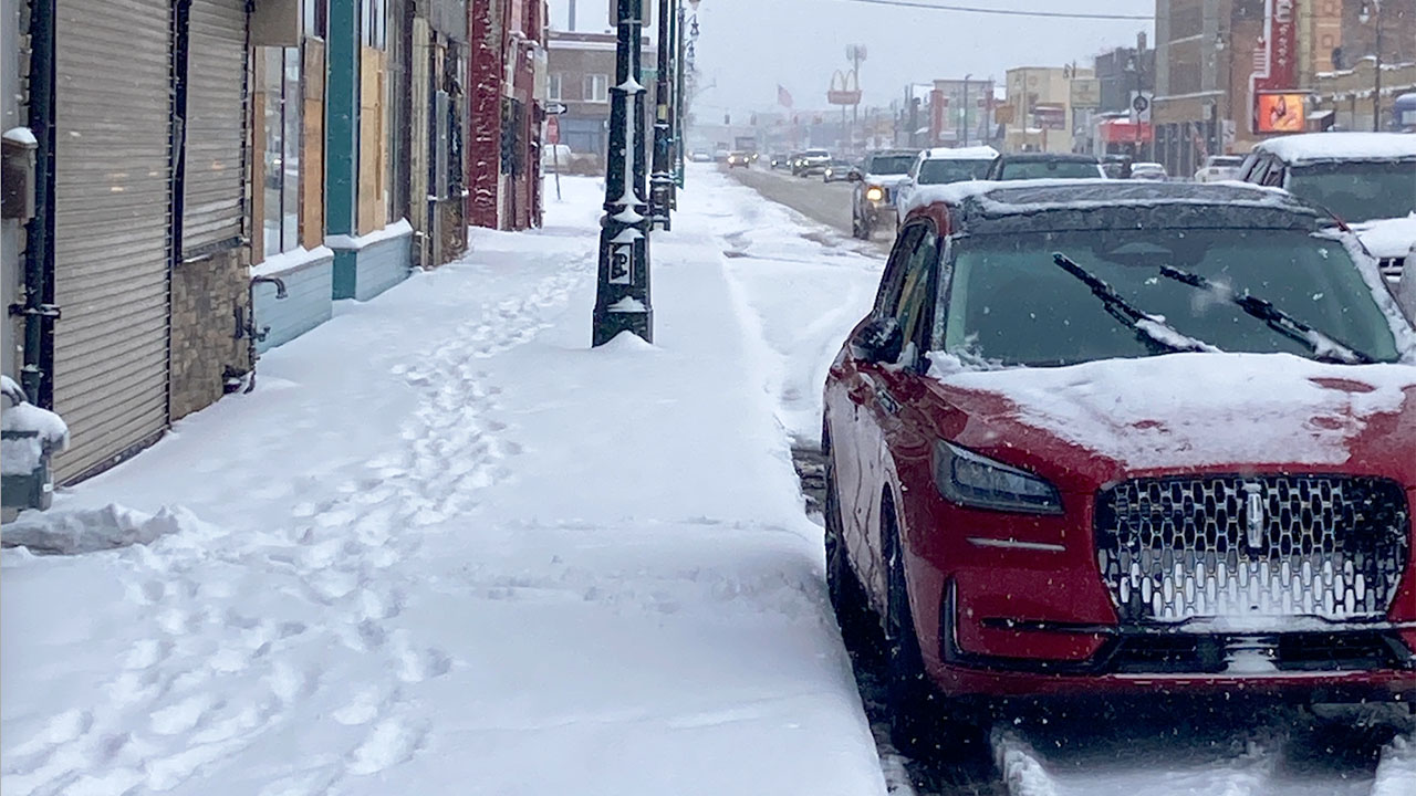 Palear nieve puede ser mortal para algunas personas en temperaturas extremadamente frías, de acuerdo con American Heart Association.