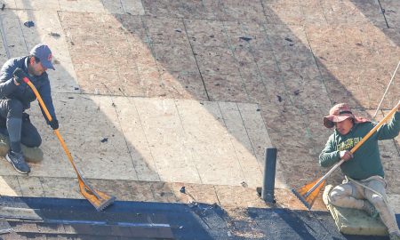Trabajadores inmigrantes durante labores de construcción, en contexto de un fallo del Tribunal Supremo de Michigan.