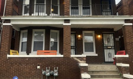 Casa residencial en Detroit, en el condado de Wayne, representando propiedades afectadas por ejecuciones fiscales y el proceso de devolución de fondos remanentes en Michigan.