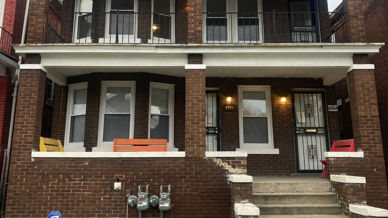 Casa residencial en Detroit, en el condado de Wayne, representando propiedades afectadas por ejecuciones fiscales y el proceso de devolución de fondos remanentes en Michigan.