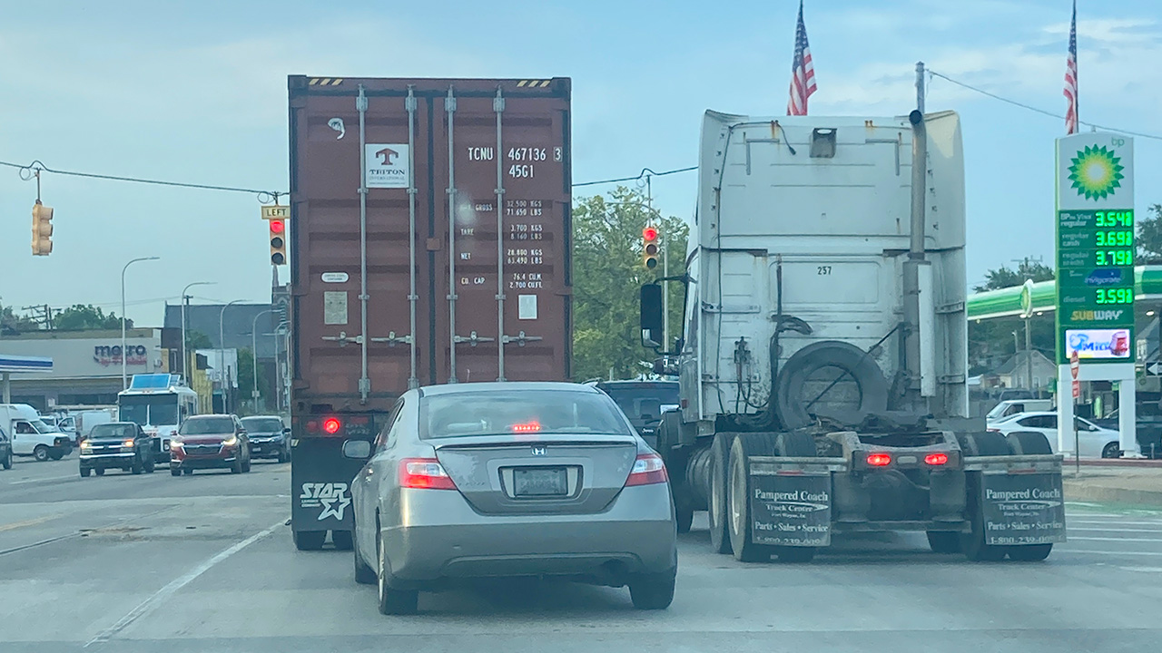 Camiones generando contaminación en las calles de SW Detroit, afectando la salud comunitaria.